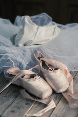 do male ballet dancers wear a cup: Exploring the Intricacies of Performance Apparel and Safety in Ballet