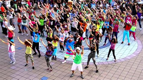 What Is a Flash Mob Dance: Unravelling the Essence of an Instantaneously Shared Routine Dance Performance